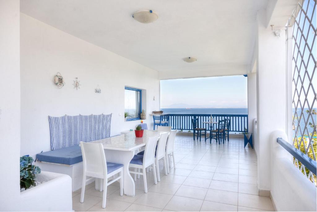 Posedenie v ubytovaní Navy Greece Villa with swimming pool & sea view