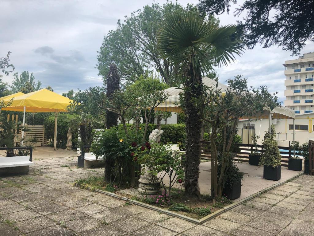 Ogród w obiekcie Hotel Marzia con Piscina