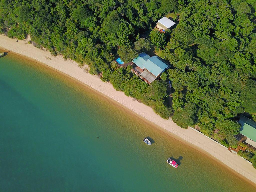 una vista aerea su una spiaggia e sull'acqua con case di Casa Karibu at Santa Maria Machangulo Mozambique a Santa Maria