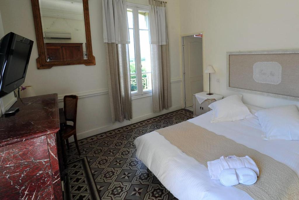 Un pat sau paturi într-o cameră la Auberge du Cellier
