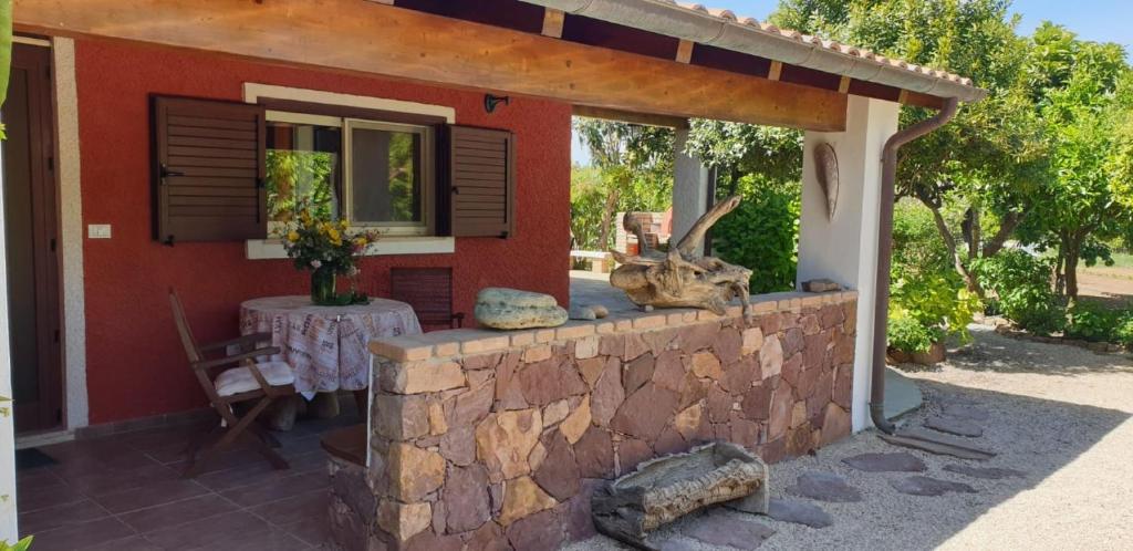 ein Haus mit einem Steinkamin davor in der Unterkunft "SA DOMO DE SOS ARANZOS" in Santa Maria la Palma