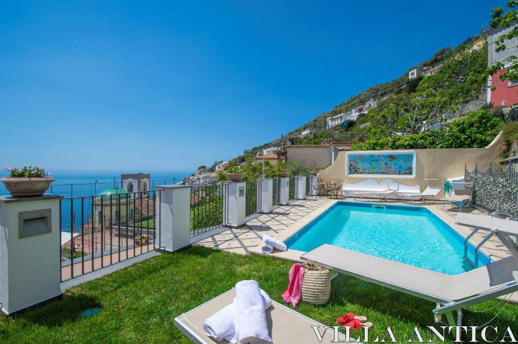 einen Pool mit Meerblick in der Unterkunft Villa Antica in Praiano