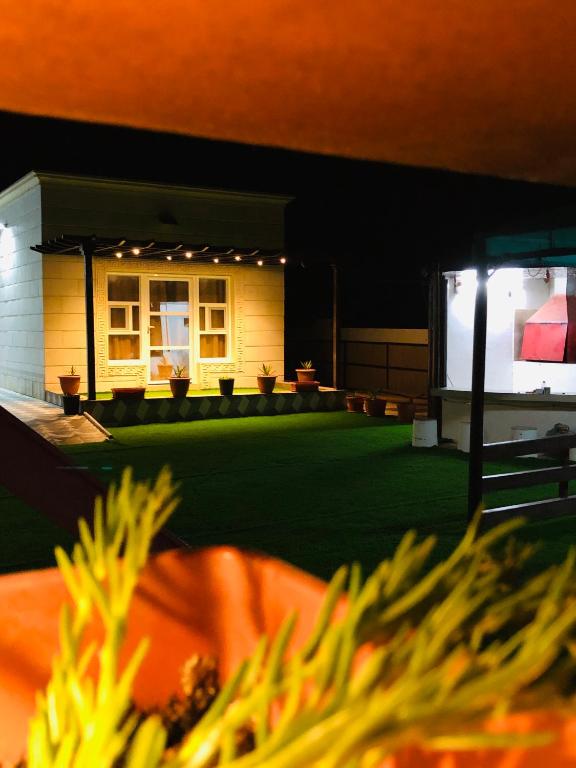 Televiisor ja/või meelelahutuskeskus majutusasutuses Samt Guest House