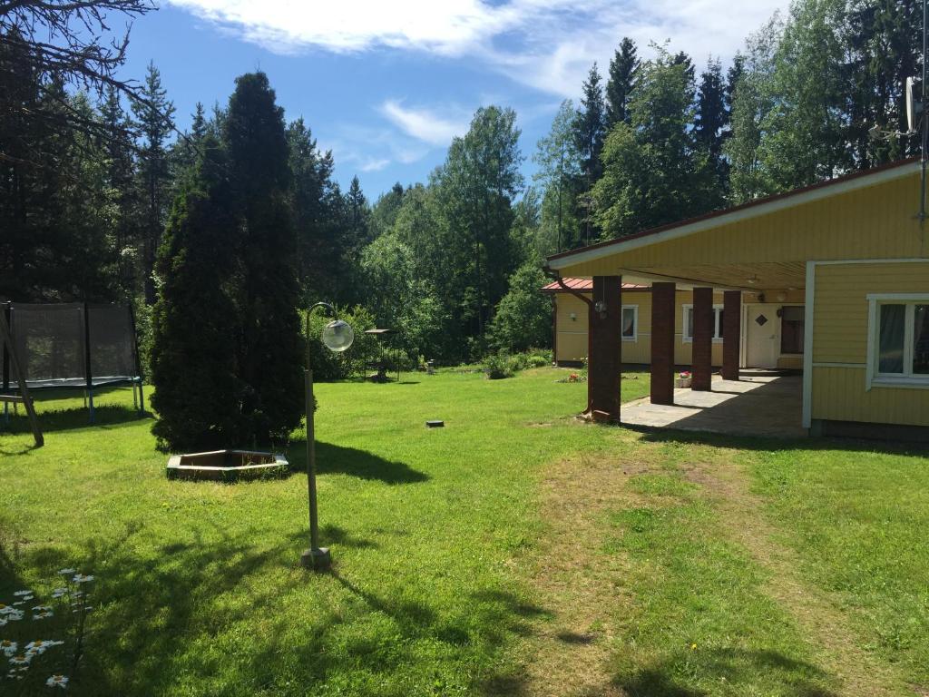 Pyhtaa的住宿－Pyhtää Garden Villa，树屋旁的院子