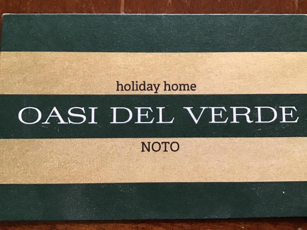 ノートにあるOasi del verdeの東デルの文字が書かれた箱