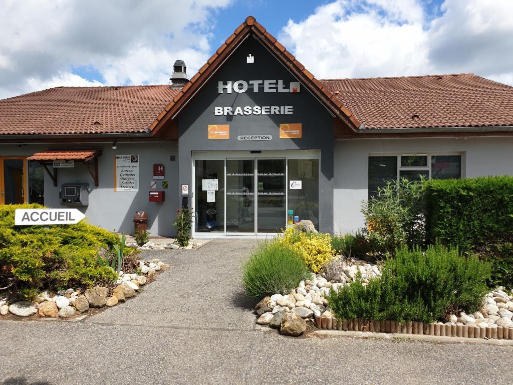un hotel señalizado en la parte delantera de un edificio en The Originals Access, Hôtel Foix (P'tit Dej-Hotel) en Foix
