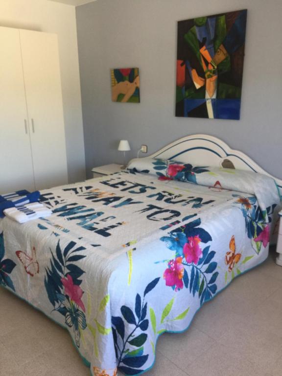 a bedroom with a bed with a floral bedspread at Apartamento González Montsec Montrebei in Tolva