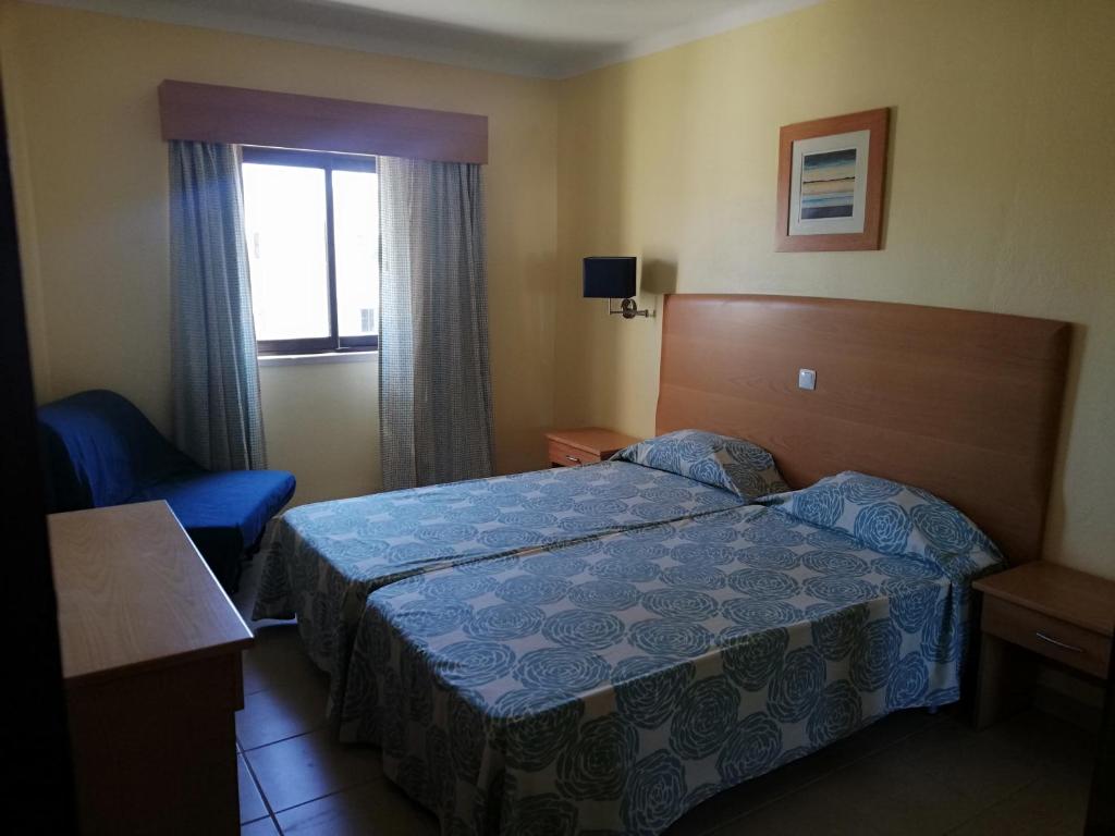 een hotelkamer met een bed en een raam bij Casa Alvor in Alvor