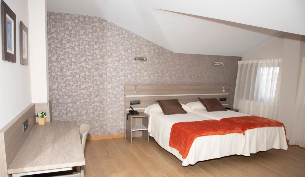 Hotel Mercedes - Twin Room With Private Bathroom
