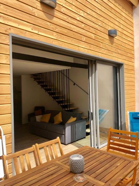 un salon avec un canapé et une table dans l'établissement La Charmeraie, à Marseillan