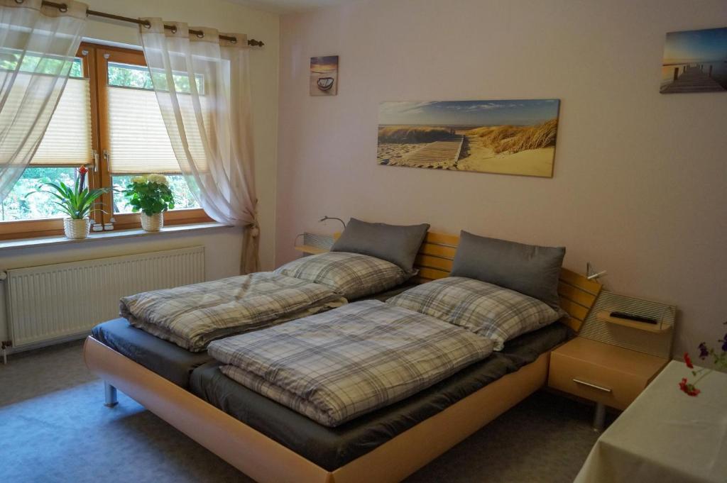 a bedroom with two beds and a window at Ferienwohnung Familie Neugebauer in Bruchhausen-Vilsen