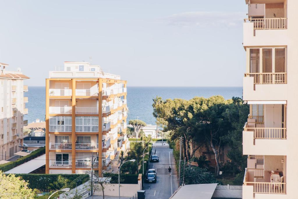 ulica miejska z budynkami i oceanem w tle w obiekcie Mediterráneo Vela w mieście Benicàssim