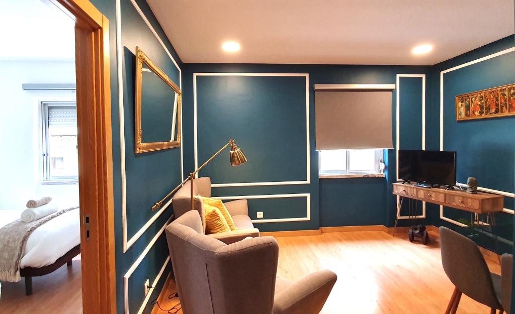 阿爾馬達的住宿－Afonso Galo Guest Apartments I，客房拥有蓝色的墙壁,配有椅子和书桌