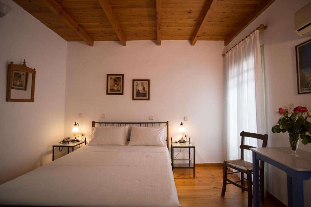 Postel nebo postele na pokoji v ubytování Nostos Hotel