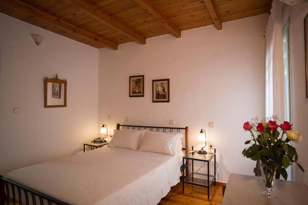 Postel nebo postele na pokoji v ubytování Nostos Hotel