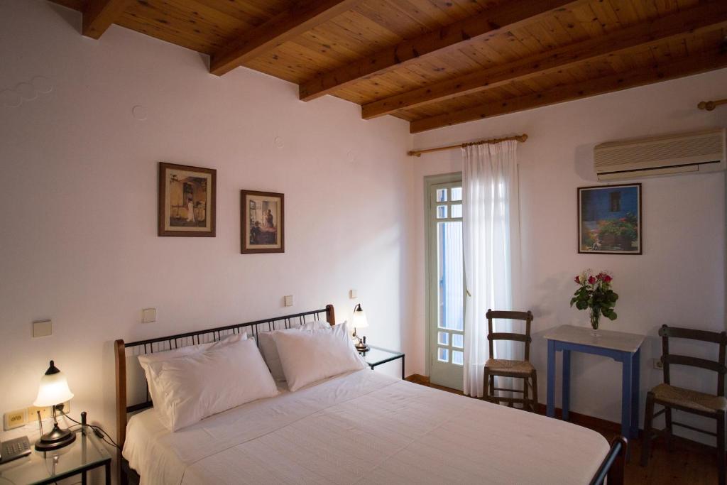 Postel nebo postele na pokoji v ubytování Nostos Hotel