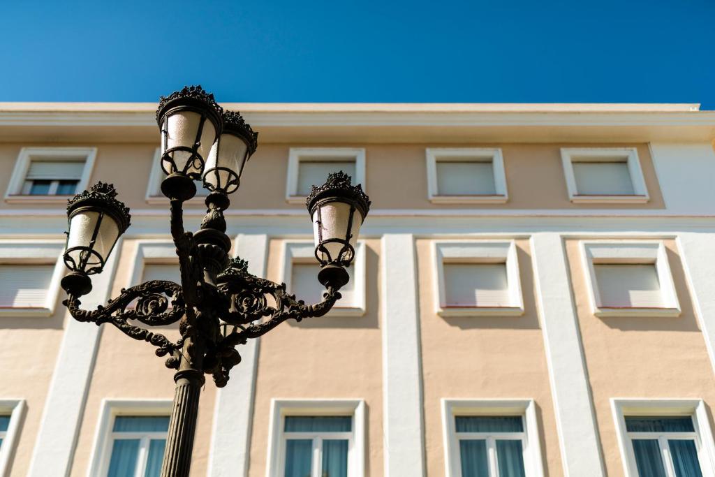 a street light in front of a building at Hotel de Francia y París in Cádiz
