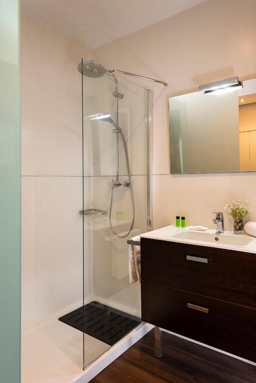 a bathroom with a glass shower and a sink at Hotel de Francia y París in Cádiz