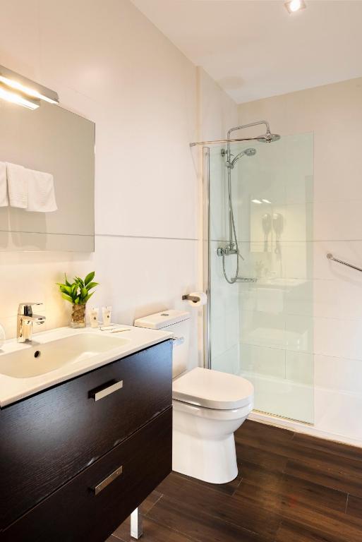 a bathroom with a sink and a toilet and a shower at Hotel de Francia y París in Cádiz