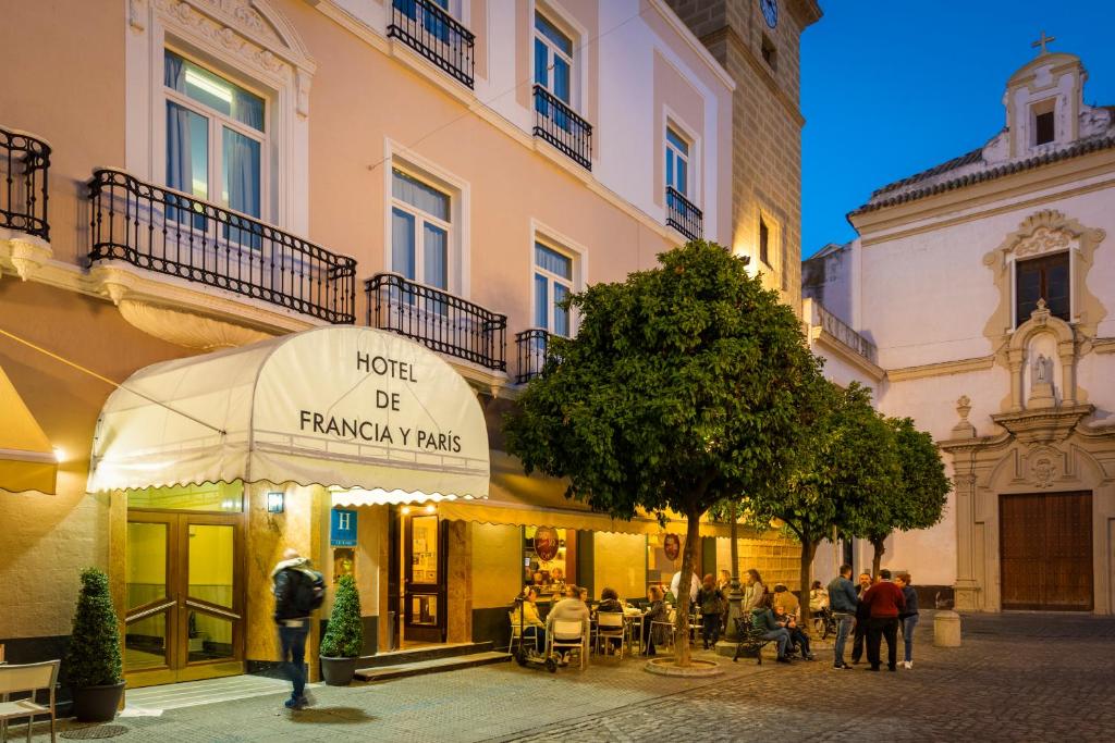 a group of people standing outside of a building at Hotel de Francia y París in Cádiz