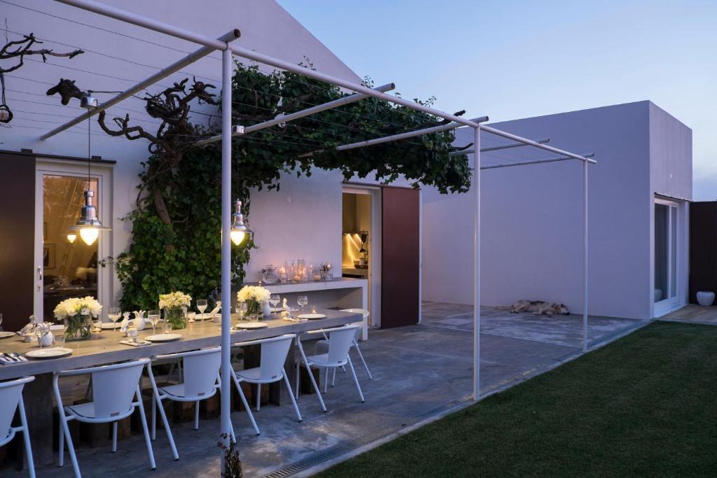 an outdoor dining area with a long table and chairs at Casa da Serra in Azeitao