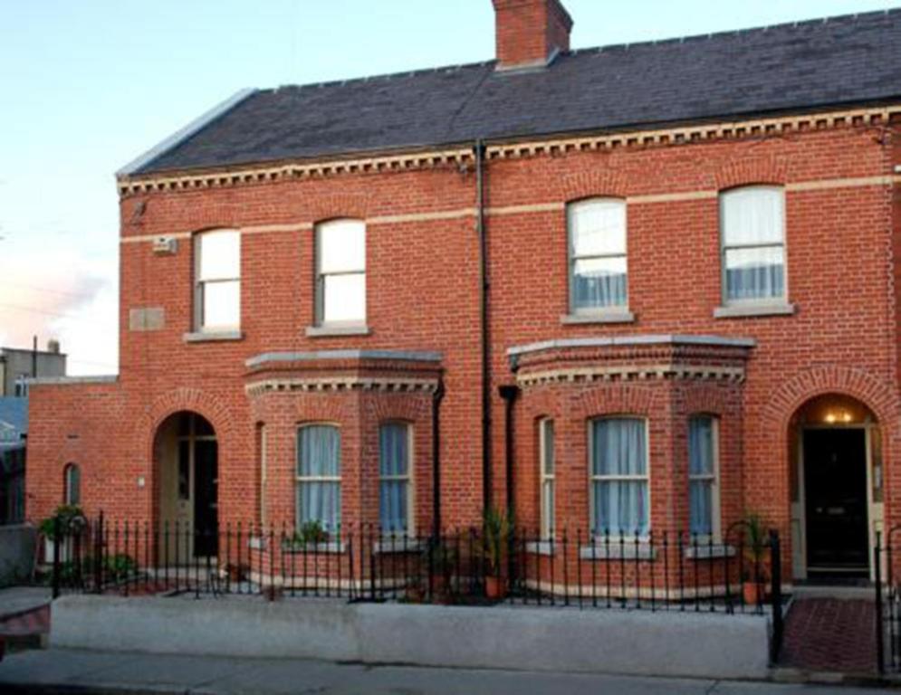 un edificio de ladrillo rojo con techo negro en Botanic View B&B, en Dublín
