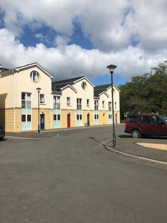 una fila de edificios en un estacionamiento en Glancys Accomadation en Carrick on Shannon