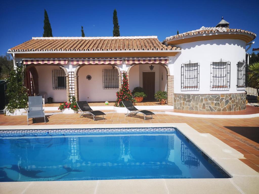 Villa con piscina frente a una casa en villa casa las fresas, en Alcaucín
