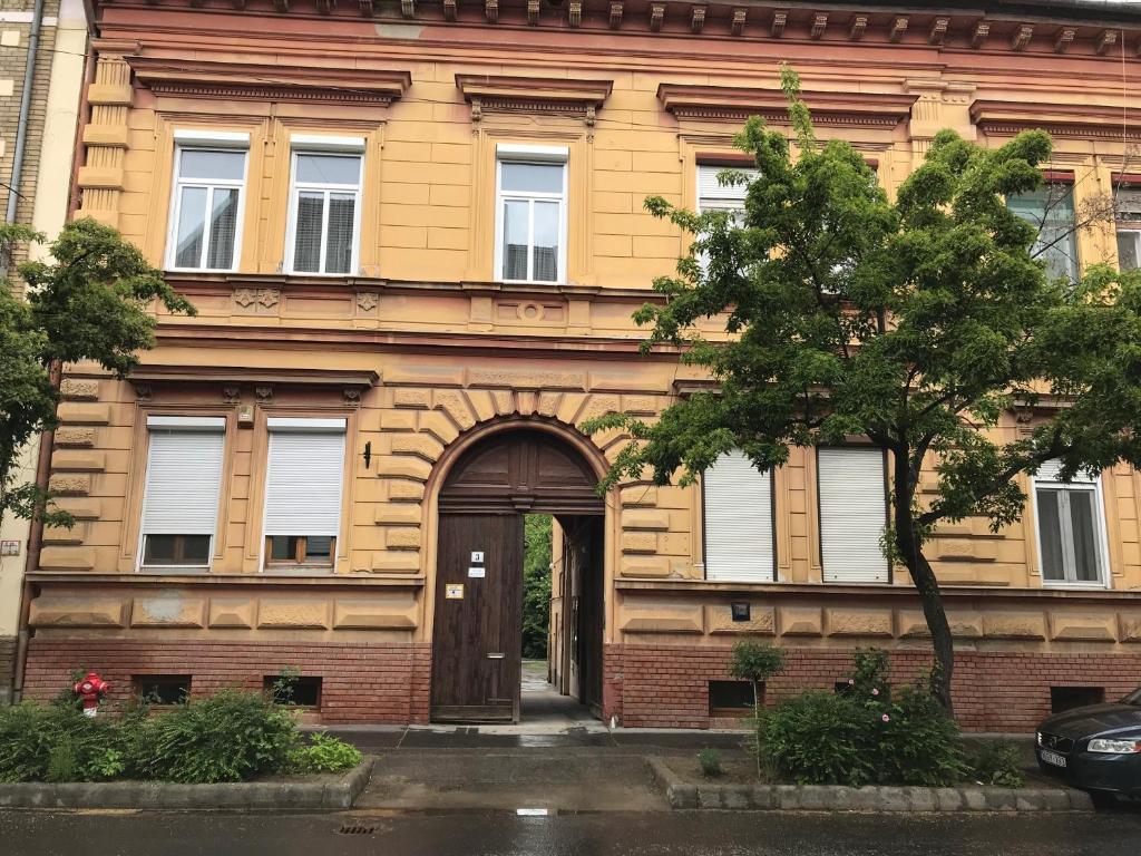 budynek z brązowymi drzwiami przed nim w obiekcie Classic Apartman w Segedynie