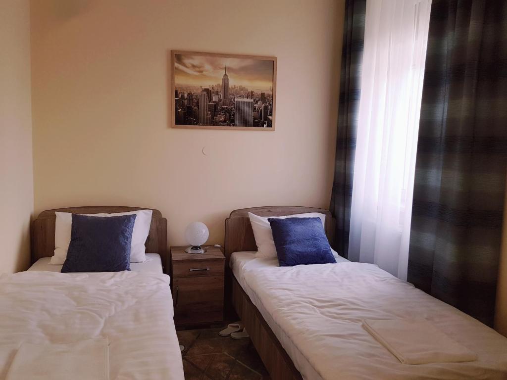 Łóżko lub łóżka w pokoju w obiekcie Classic Apartman