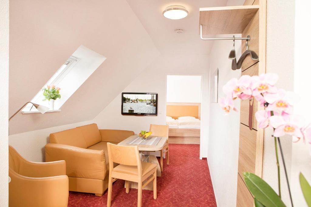 TV a/nebo společenská místnost v ubytování Ferienhotel Bernstein