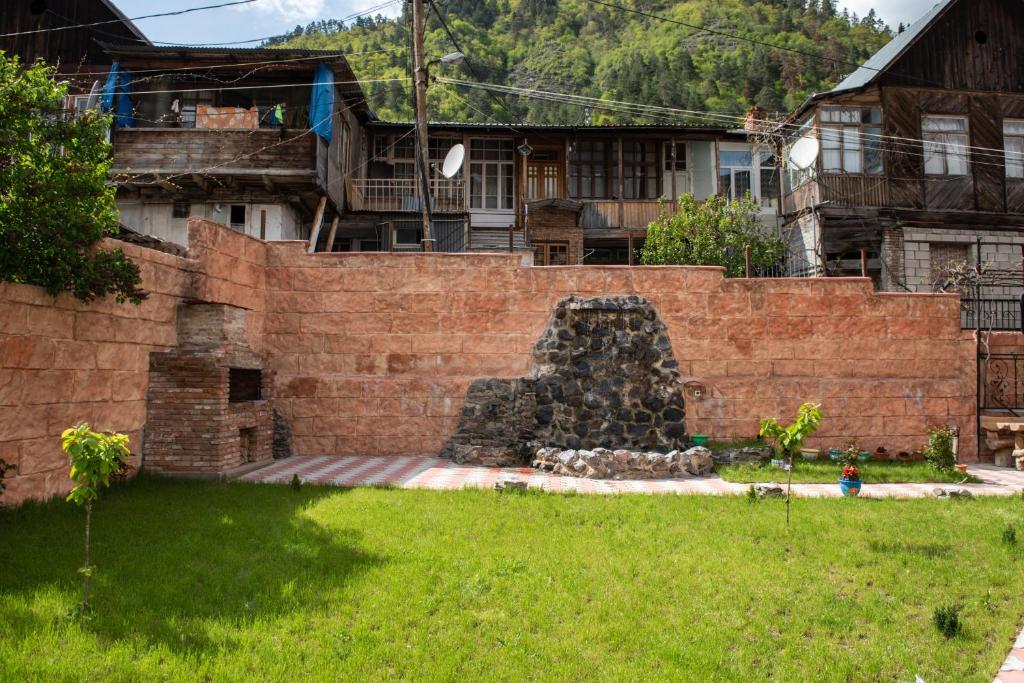 Edifici on està situat l'hostal o pensió