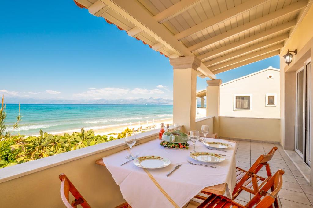 stół na balkonie z widokiem na ocean w obiekcie Dream Beach House w Acharavi