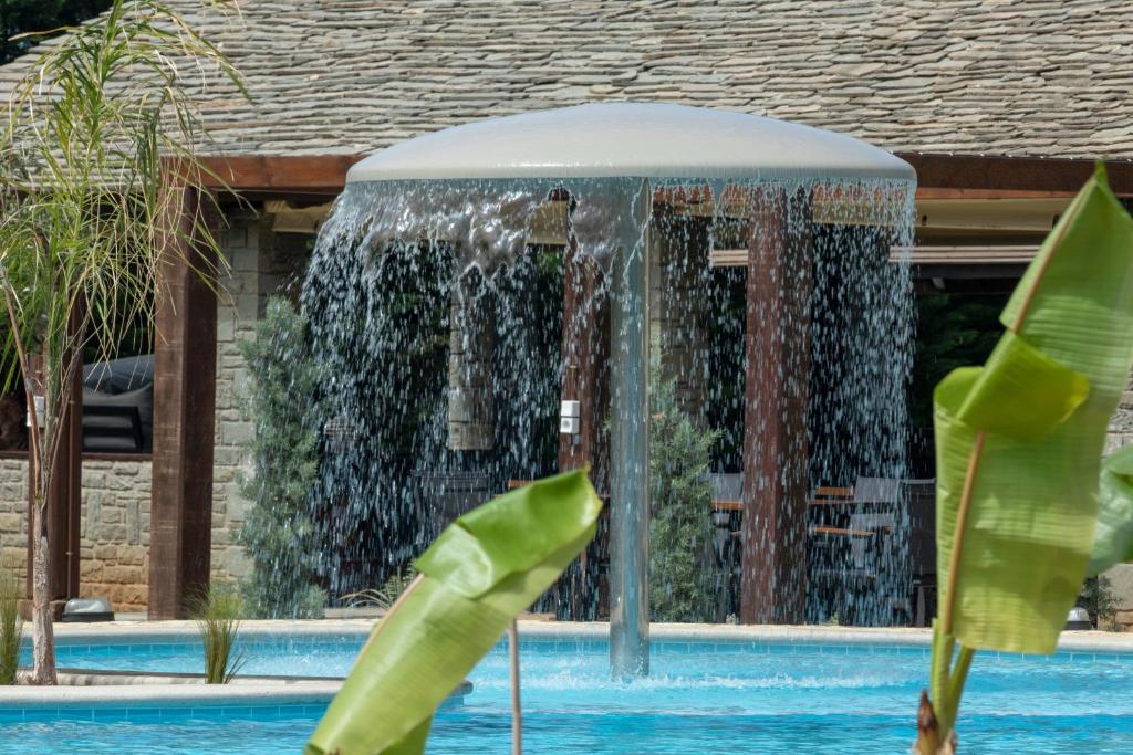 Bazén v ubytování Villa Elia Resort nebo v jeho okolí