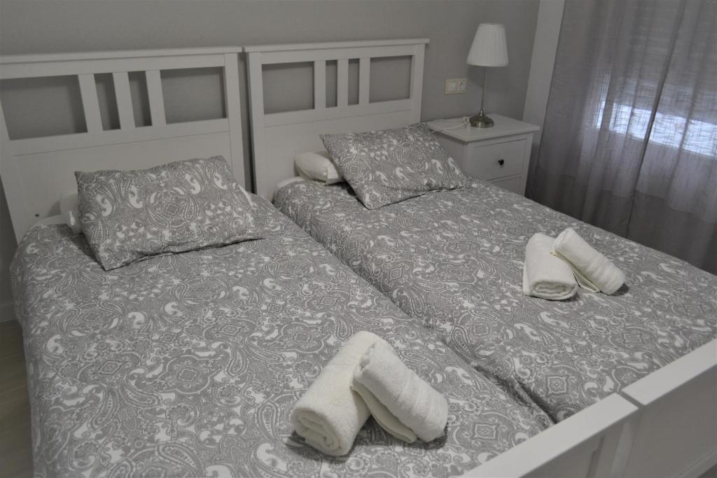 A bed or beds in a room at Guimar Advance en plena judería