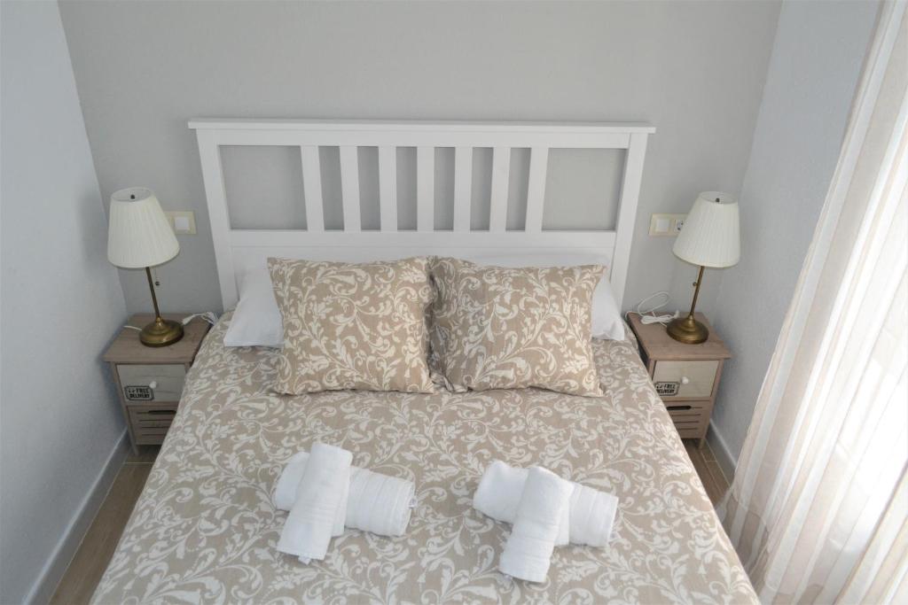 A bed or beds in a room at Guimar Advance en plena judería