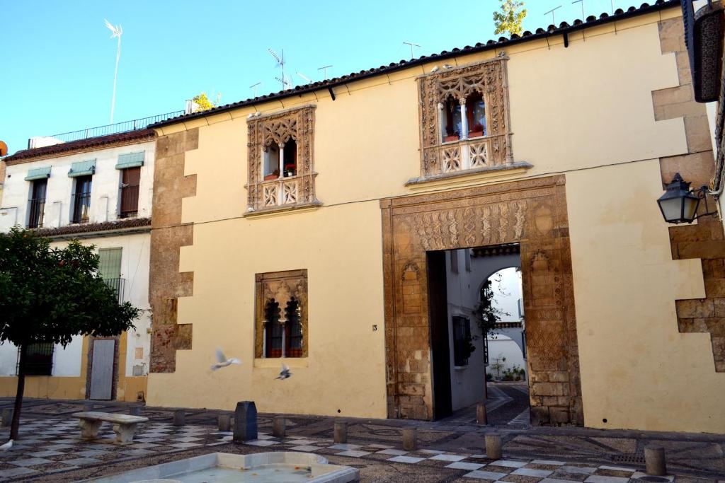 een oud gebouw met een deur op een binnenplaats bij Guimar Advance en plena judería in Córdoba