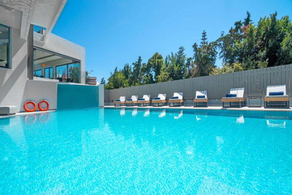 Bazén v ubytování Glyfada Riviera Hotel nebo v jeho okolí