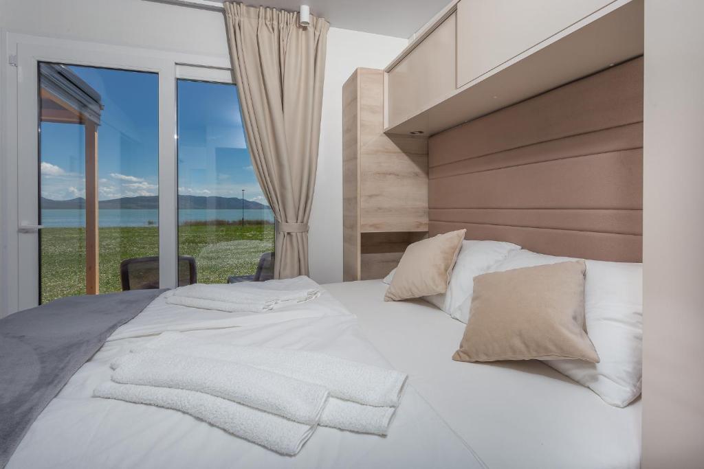 Postel nebo postele na pokoji v ubytování Camp Vransko lake - Mobile homes
