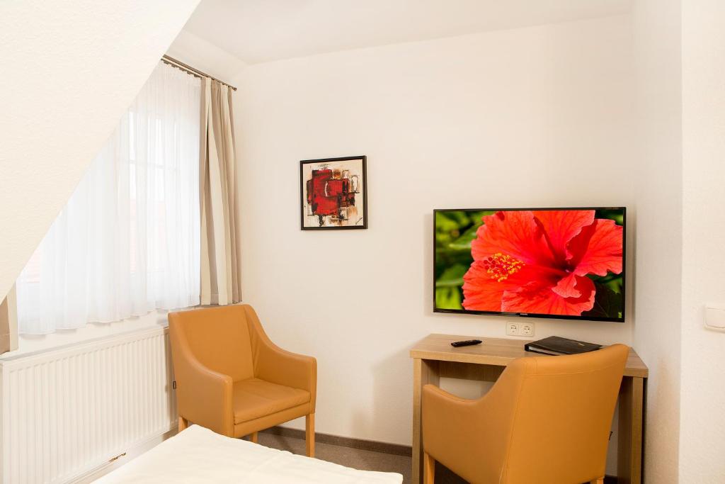 TV a/nebo společenská místnost v ubytování Ferienhotel Bernstein