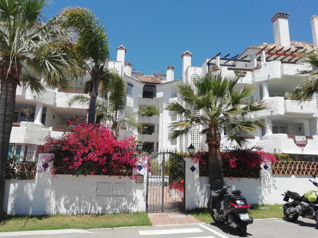 dos motocicletas estacionadas frente a un edificio blanco en Bella Jacaranda en Marbella