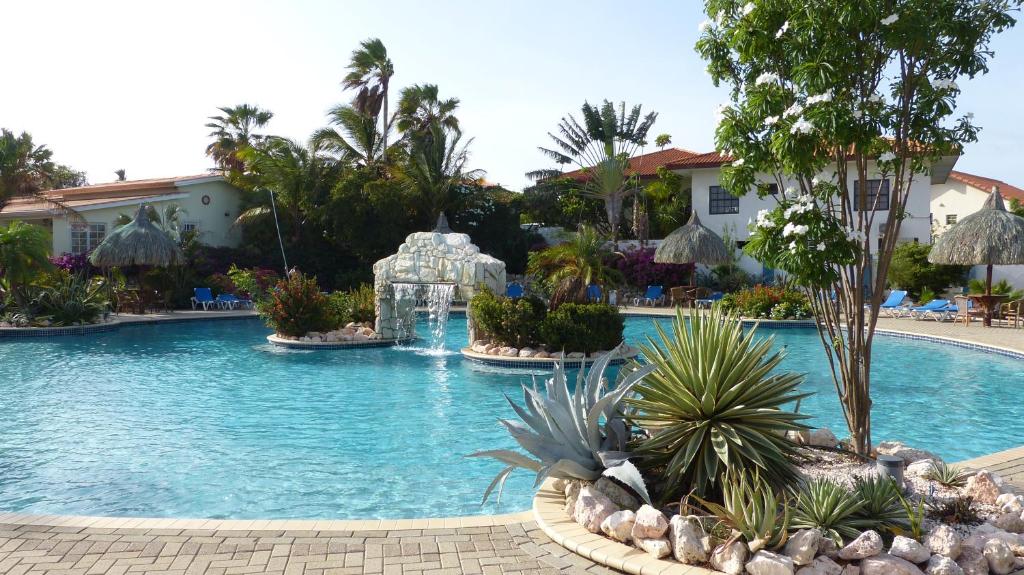 una piscina en un complejo con un parque acuático en Bon Bini na Curacao, en Willemstad