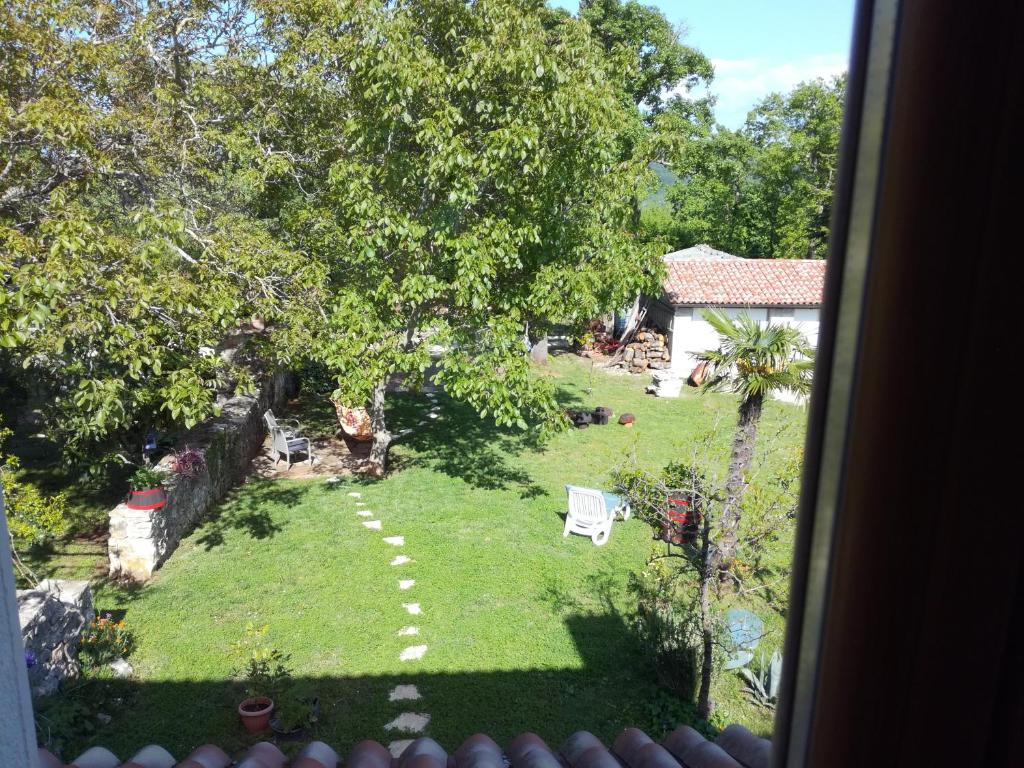 Ogród w obiekcie Apartment PARENZANA, little row HOUSE with big green yard in central Istria