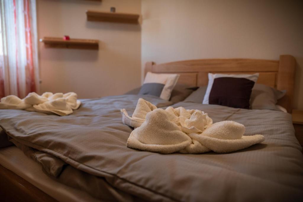 Postel nebo postele na pokoji v ubytování Smaragd Lakásapartman