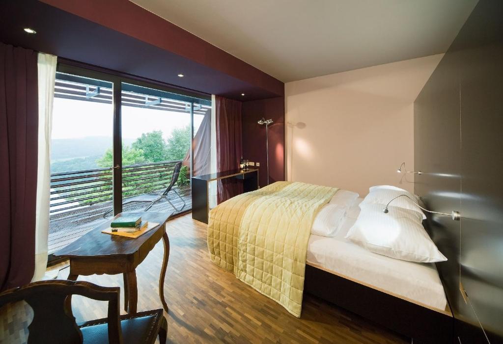 Postel nebo postele na pokoji v ubytování Weingartenhotel Harkamp Südsteiermark