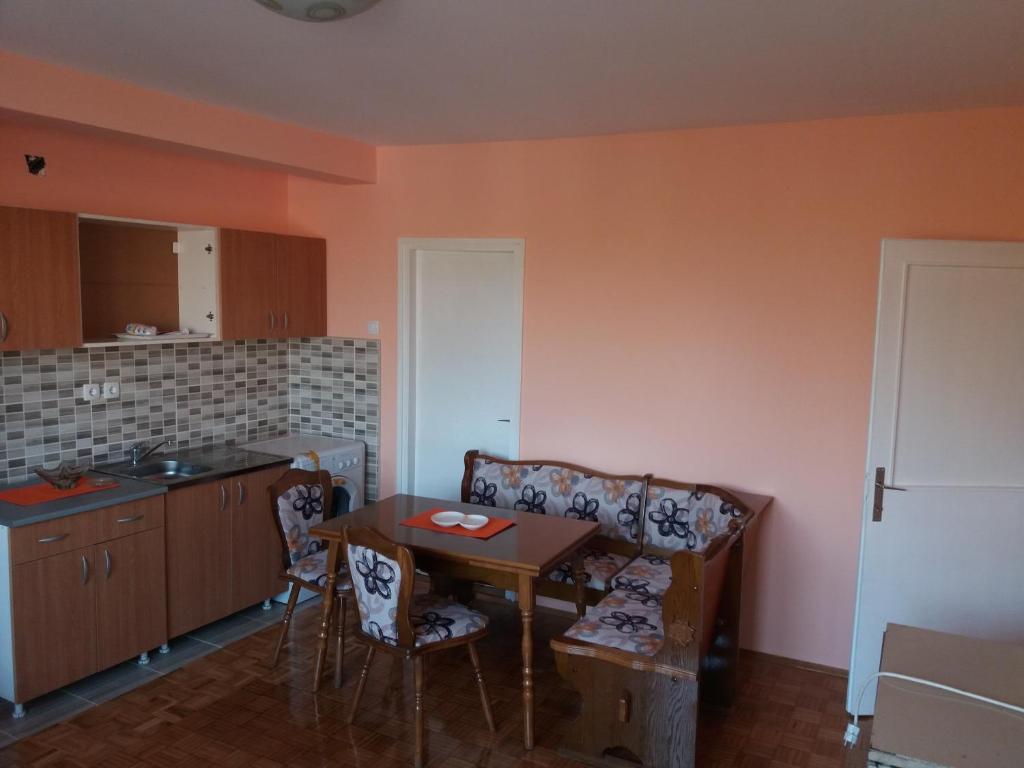 Kuchyň nebo kuchyňský kout v ubytování Apartman UNA