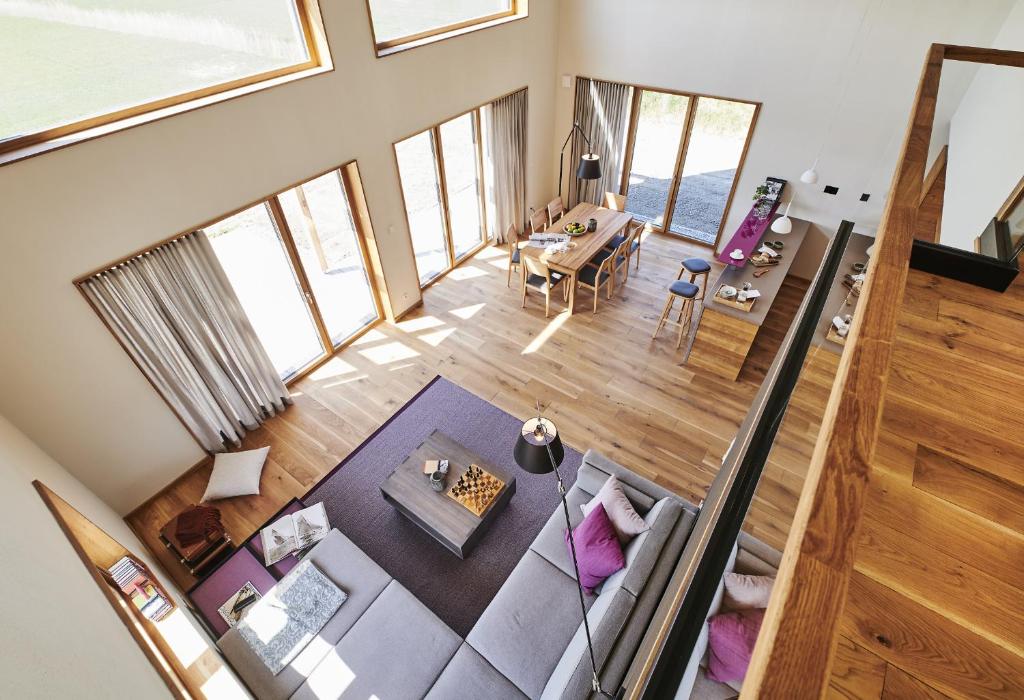 an overhead view of a living room and dining room at Gud Jard Chalet Nr 37 - Design-Ferienhaus mit exklusiver Ausstattung in Pellworm