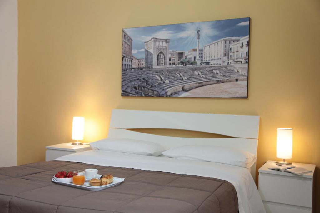 una camera d'albergo con un letto e un vassoio di cibo sopra di B&B Amèlie a Lecce
