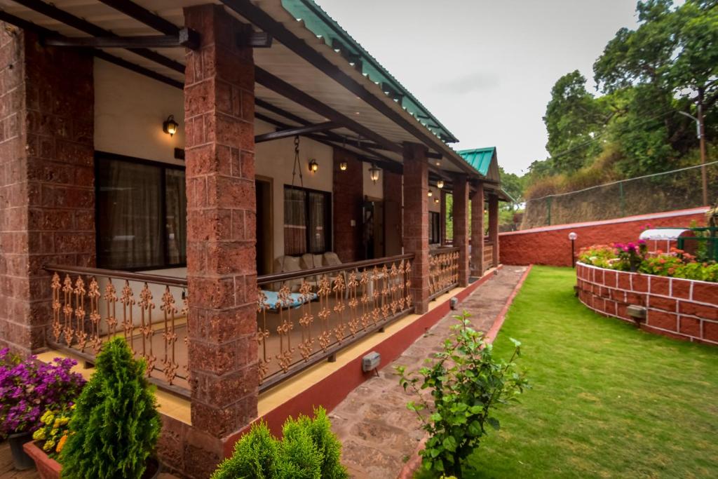 una imagen de una casa con balcón en Red Stone Villa Mahableshwar en Mahābaleshwar