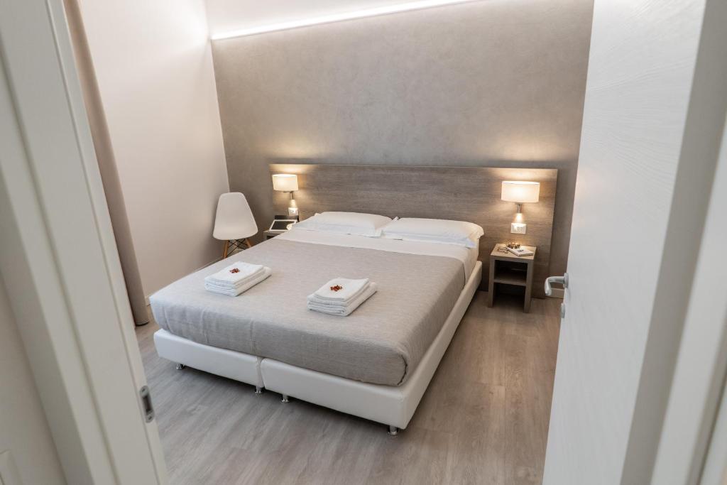sypialnia z łóżkiem z dwoma ręcznikami w obiekcie Dolce Notte Apartments w Weronie